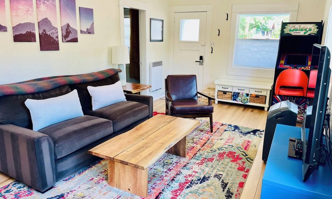 River West House | New Listing! The Best Walkable Location + Cozy, Historic Charm. Old Bend Cutie!