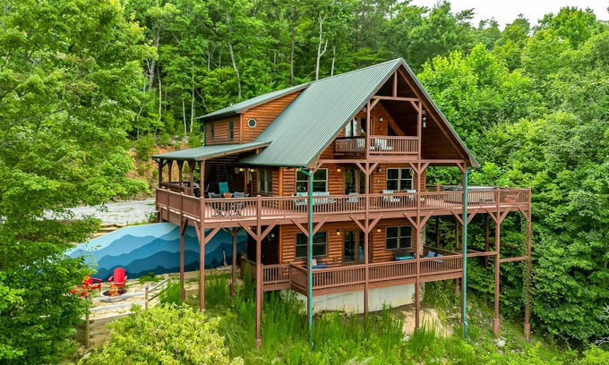 Mineral Bluff Cabin | *New Listing* The High Life Long range views of the Blue Ridge Mountains