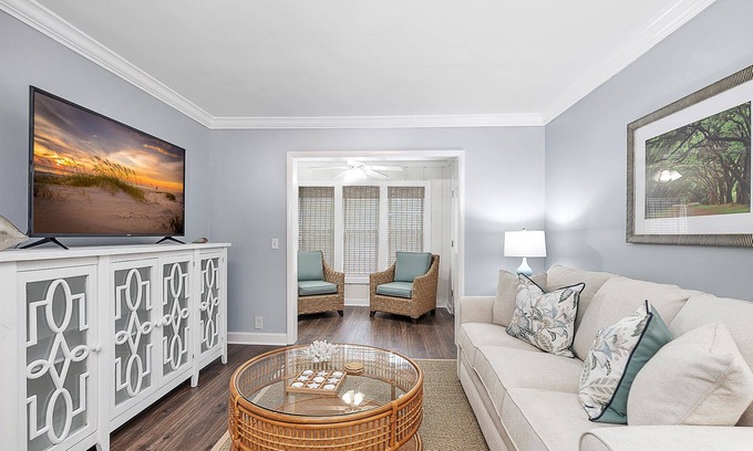 Saint Simons Heights Condo | New Listing! Pearl del Mar | with a Pool | Condo close to Restaurants, Shopping & Beaches