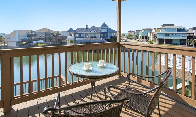 Galveston House | New Listing! Waterfront Home on Tiki Island, Only 5 Miles to Galveston-Tiki Retreat