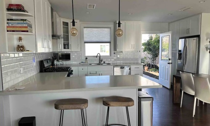 Los Angeles House | New Listing + Weekly Discounts! 3B/2B Garden Home near SoFi Stadium, LAX.