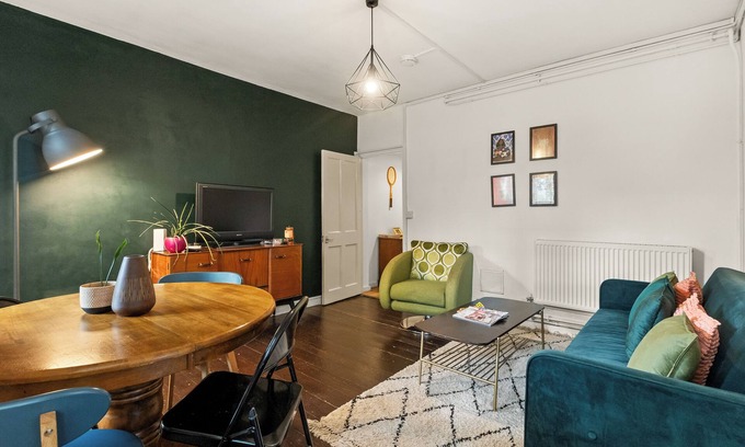 Camberwell Green Apartment | New! Lovely 2BR in Historic Camberwell Location