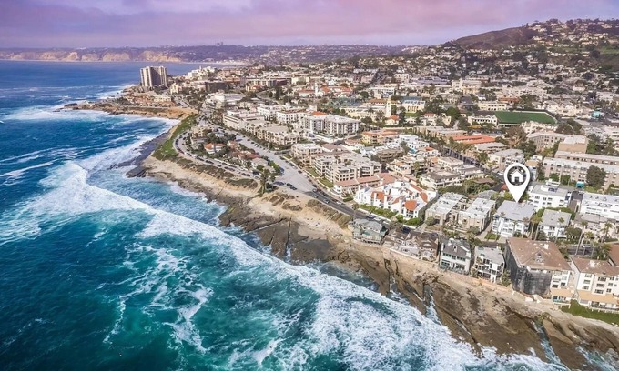 Village of La Jolla Condo | New lower rates amazing 1 bd condo - Walk to beach and village.