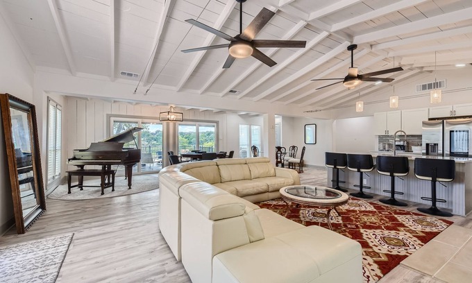 Pedernales Bend House | New Lux House: Swim Spa, Views, Pet-Friendly, Near Lake