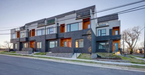 North Nashville House | New Lux Townhome 6 mins to DT Rooftop Sleeps 12