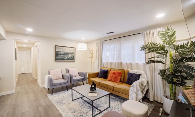 Northeast Bellevue House | NEW Luxe 2 Kings w firepit, yard, patio & pong Seattle East mins to DT Bellevue