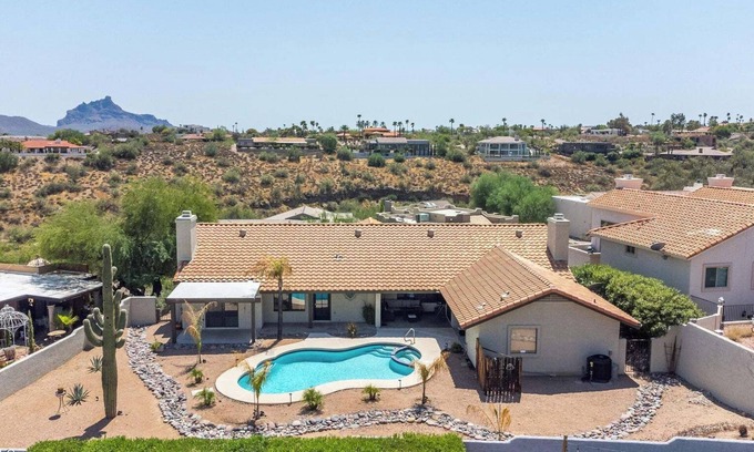Fountain Hills House | NEW Luxe Heated Pool, Spa w Mountain Views Designer Duplex Villa w 5 King beds