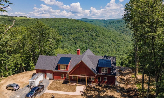 Friendsville House | New! Luxurious Mountain Getaway w/Hot Tub