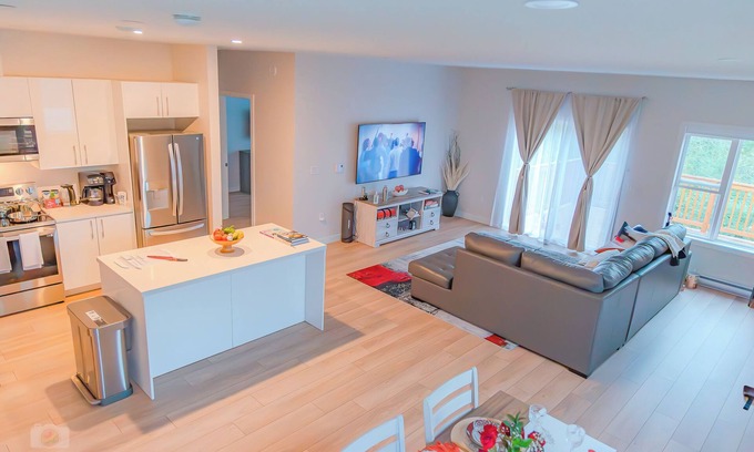 Elmsdale House | New luxurious suite near Halifax Airport.- Starz at Night