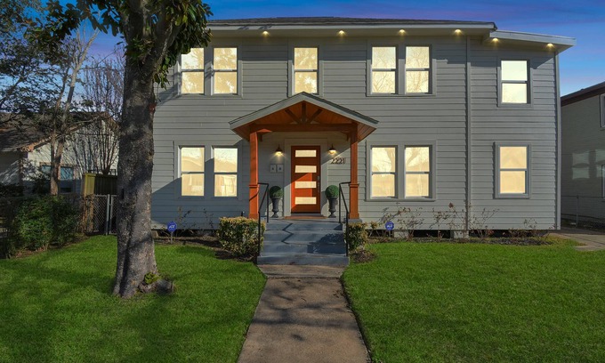 South Central Houston House | New Luxury 2/2 Central to all of Houston’s Best!
