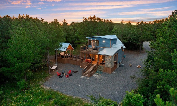 Broken Bow Cabin | New Luxury Cabin! 5 Mins to Town, Hot Tub, Fire Pit, MASSIVE Deck, Game Room!