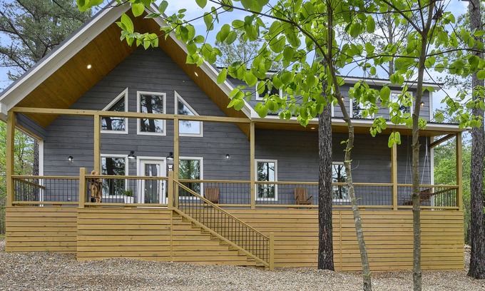 Pickens Cabin | NEW Luxury Cabin. Five-Star Reviews. Sleeps 10, 2 Masters, loft, 2 decks