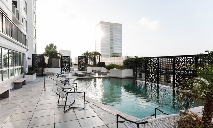 Uptown Condo | New Luxury Condo! XL suite across from Galleria