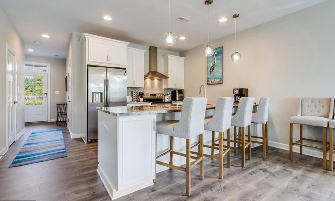 Ocean View House | New Luxury End Unit Townhouse has Balcony, Rooftop Terrace, Pool.