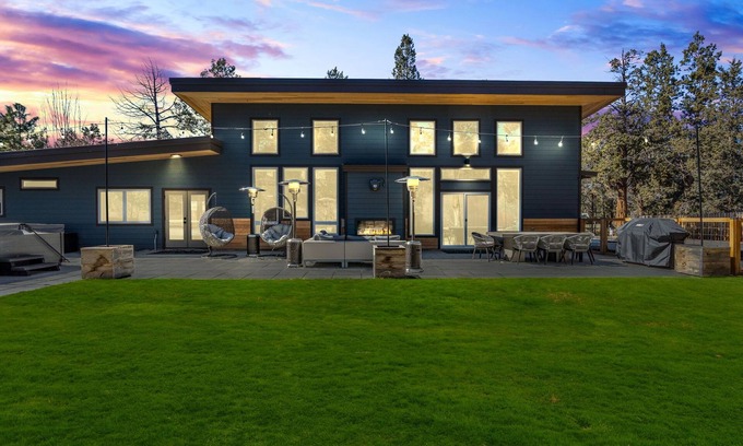 Tumalo House | New! Luxury Home ~River View/Access~Hot Tub~Fireplace~Brand New Furnishings!