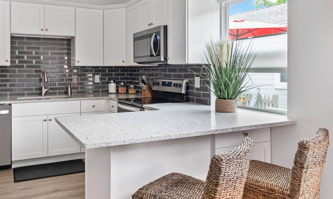 Paso Robles Apartment | New, Luxury King Bedrm, Heart of Downtown, Quaint popular area, EV charger avail