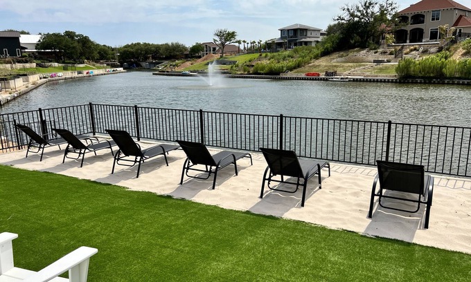Kingsland House | NEW Luxury Lakefront Resort with 4 King Suites - Private Pool & Spa - Quiet Cove