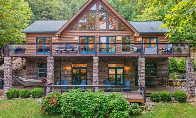 Big Creek House | NEW Luxury Lakefront Cabin | Hot Tub | Sleeps 17