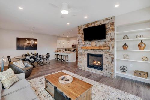 Winter Park House | New Luxury Loft 208 I Huge Hot Tub I Great Views I Best Price I FREE Adventures Daily