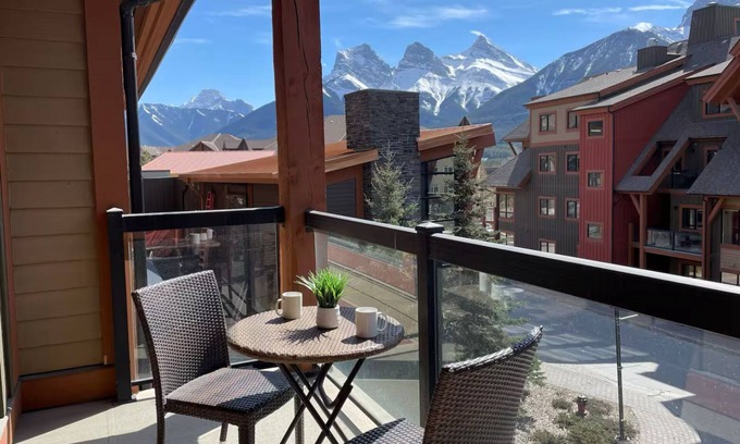 Canmore Apartment | New! Luxury Studio - Mountain View/Balcony/Hot Tub