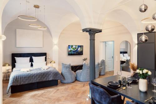 Innenstadt Apartment | NEW LUXUS Suite I TWO Kingbeds I Center