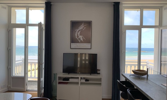 Parame Apartment | NEW! Magnificent SEA view . Superb apartment (3 *) renovated feet in the water