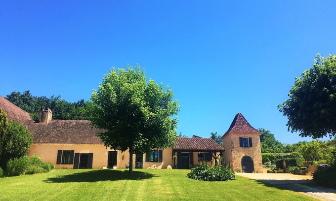 Le Bugue House | *NEW* magnificent stone property with private pool & mature garden