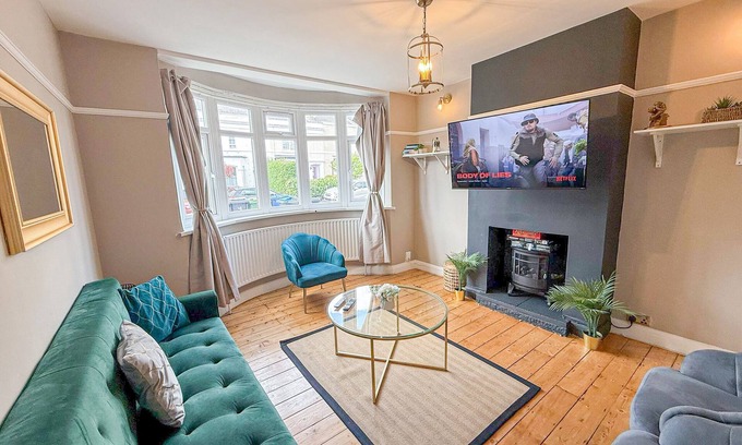 Hoxton Apartment | New Malden 3-Bed House w/FREE Parking & Garden