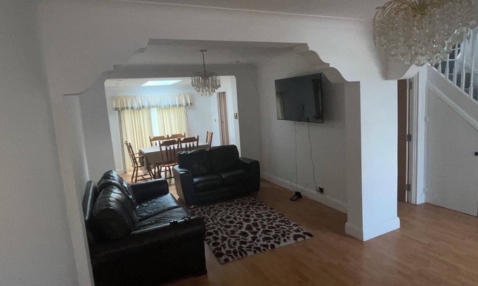 Coombe Vale House | New Malden - 4 Beds - Sleeps 8 - Garden - WiFi
