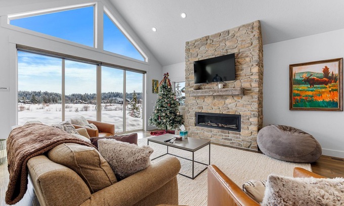 McCall House | New - Meadowbright VIsta - Large driveway - Clubhouse with pool & hot tub - River - Luxury