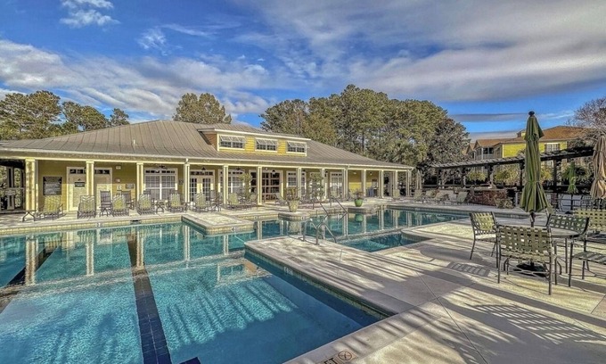 Mount Pleasant Resort | New! Mermaid Haven, spacious beach zen vibe, screened porch, bar, pool & beach!