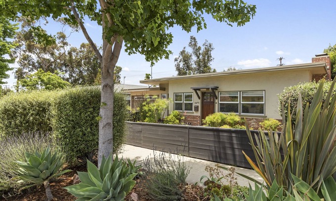 Ventura House | New Midcentury in the heart of Ventura-5 min bike ride to beach or downtown
