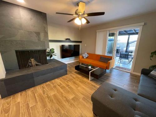 Gardendale Apartment | New Midtown Modern Home with Backyard (Unit A)