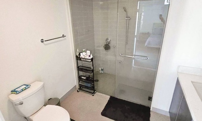 La Brea Condo | NEW MODERN 3-BED/3BATH condo CENTER OF LA PS5 WiFi AC PATIO