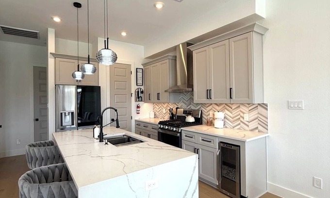 East Downtown Houston House | New Modern 4 bedroom Home , minutes walk to Downtown Houston