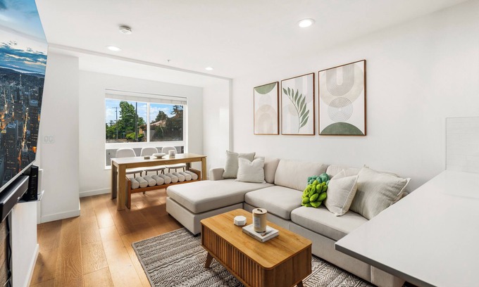 Whittier Heights House | NEW! Modern Ballard Retreat 3BR 2.5BA Fits 8 People with AC 1 King 3 Queen Beds