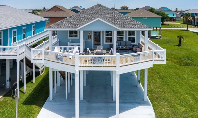 Crystal Beach House | New Modern Beach Escape 4BR/3BA Steps to Shore