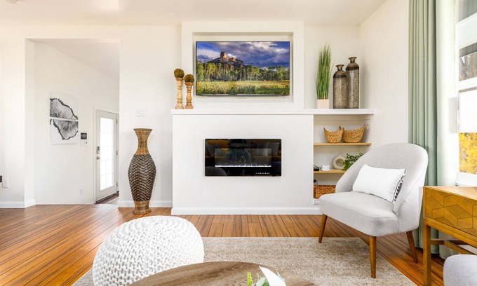 Montrose House | New! Modern country living, 4br