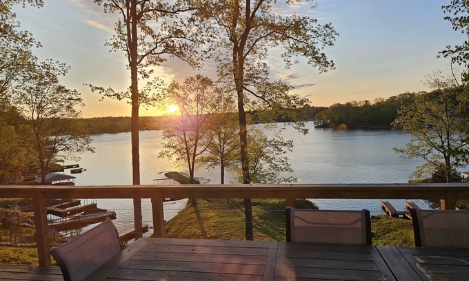 Goreville House | New! Modern! Fire Pit! Paddle Boards! 5 Bedrooms! On the water! Boat Dock!