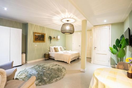 Da Costabuurt Apartment | NEW! Modern Gallery Nassau Canal Suite