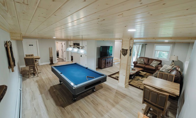 Norway House | NEW! Modern Getaway - Hot Tub/Fire Pit/Pool table