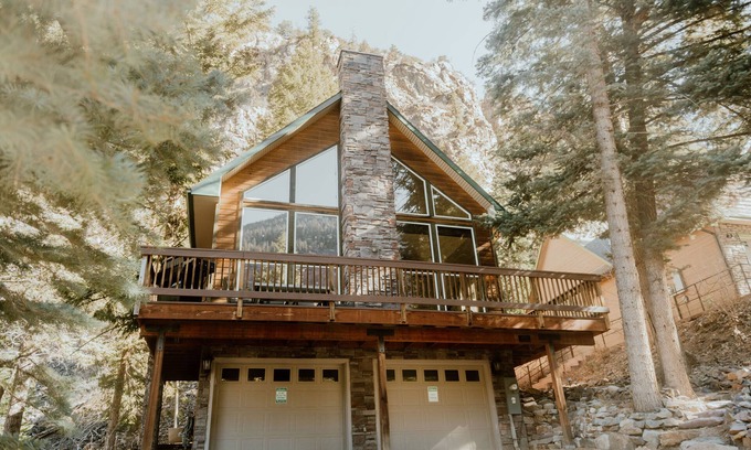 Ouray House | New! Modern mountain retreat. Bar, garage, luxurious backyard patio. Pristine!