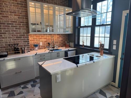 Historic Downtown Apartment | NEW Modern Private Entrance 2 BD Apt Minutes to NYC