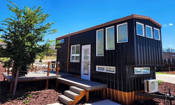 Apple Valley Apartment | New modern & relaxing Tiny House w/deck near ZION