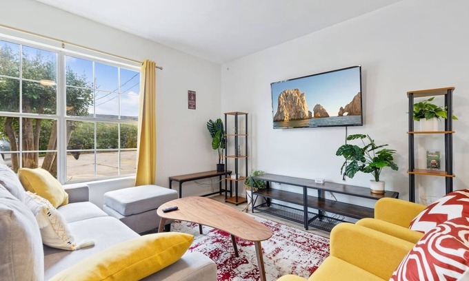 Griffin Heights House | New Modern Townhouse Next to FSU - CENTRAL - COMFY