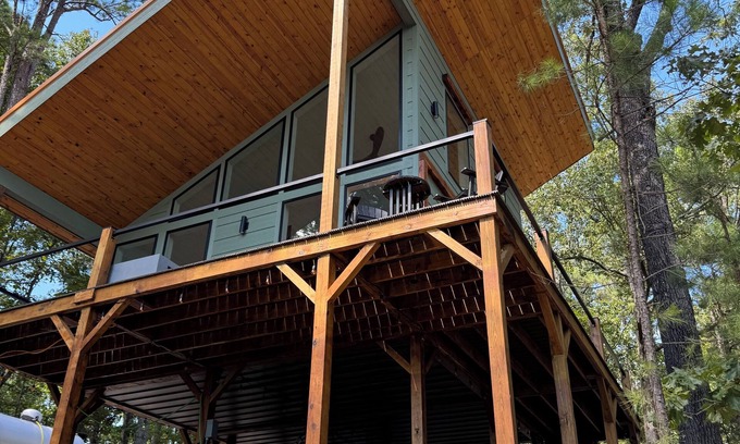 Elizabeth Cabin | New Modern Treehouse Cabin Hot Tub on Norfork Lake- Ozark Mountains-remote