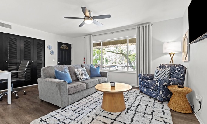Royal Oak Apartment | New! Modern Upper Flat in Prime Royal Oak Location