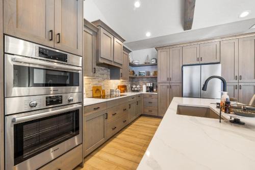 Cascade House | New Mountain Bluebird - walk to lake, golf, and town - game rm - family friendly - sleeps 14