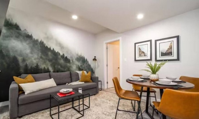 Whyte ave House | NEW - Mountain Chic Escape - Whyte Ave - Netflix - Clean!n