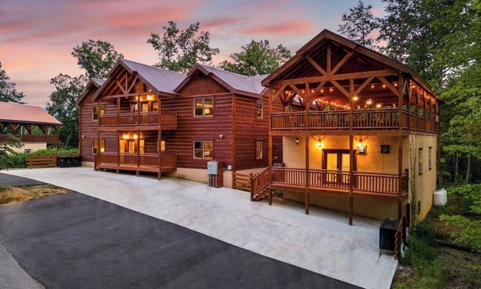 Caton Cabin | NEW Mountain Luxury-8BR w/Indoor Pool/Arcade Games